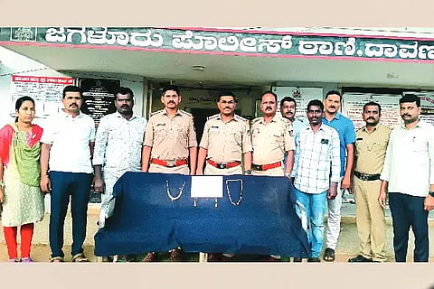 Thief ಬಸ್ತುವಳ್ಳಿ ಗ್ರಾಮದಲ್ಲಿ ವಶಪಡಿಸಿಕೊಂಡ ಬಂಗಾರದ ಆಭರಣಗಳೊಂದಿಗೆ ಪಿಐ ಸಿದ್ರಾಮಯ್ಯ, ಪಿಎಸ್‌ಐ ಗಾದಿಲಿಂಗಪ್ಪ ಸೇರಿ ಸಿಬ್ಬಂದಿ ಇದ್ದರು.