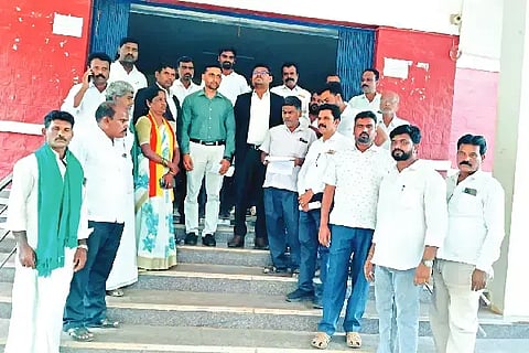  ಜಗಳೂರಿನ ಡಾ. ಅಂಬೇಡ್ಕರ್ ವೃತ್ತದಿಂದ ಚಳ್ಳಕೆರೆ ಬೈಪಾಸ್‌ವರೆಗೆ ರಸ್ತೆ ವಿಸ್ತರಣೆ  ಕಾಮಗಾರಿ ವಿಳಂಬ ವಿರೋಧಿಸಿ, ರಸ್ತೆ ಅಗಲೀಕರಣ ಹೋರಾಟ ಸಮಿತಿ ಪ್ರತಿಭಟಿಸಿ ದಾವಣಗೆರೆ ಉಪ ವಿಭಾಗಾಧಿಕಾರಿ ಸಂತೋಷ್ ಅವರಿಗೆ ಕುವಾರ್‌ಗೆ ಮನವಿ ಸಲ್ಲಿಸಿದರು. ತಹಸೀಲ್ದಾರ್ ಸೈಯದ್ ಕಲೀಂವುಲ್ಲಾ, ಆರ್. ಓಬಳೇಶ್,  ಗೌರಿಪುರ ಸತ್ಯಮೂರ್ತಿ ಇತರರಿದ್ದರು. road expansion