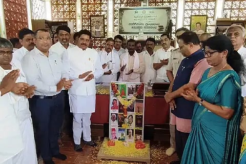 ಜಗಳೂರು ಪಟ್ಟಣದಲ್ಲಿ ಶಾಸಕ ಬಿ. ದೇವೇಂದ್ರಪ್ಪ ತಮ್ಮ ನಿವಾಸದಲ್ಲಿ ಮನೆಗೊಂದು ಗ್ರಂಥಾಲಯ ಅಭಿಯಾನಕ್ಕೆ ಭಾನುವಾರ ಚಾಲನೆ  ನೀಡಿದರು. ಡಾ. ದಂಡಿನ ಶಿವಕುವಾರ್, ರವಿಚಂದ್ರ, ಕೊಟ್ರೇಶ್, ನೇರಲಗುಂಟೆ ತಿಪ್ಪೇಸ್ವಾಮಿ, ಕೆ.ಪಿ.ಪಾಲಯ್ಯ, ಎನ್.ಟಿ. ಎರ‌್ರಿಸ್ವಾಮಿ ಇತರರು ಇದ್ದರು. Library