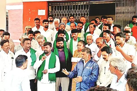 ಜಗಳೂರು ತಾಲೂಕು ಕಚೇರಿಯಲ್ಲಿ ಶುಕ್ರವಾರ ಅಧಿಕಾರಿಗಳು, ವರ್ತಕರ ಗೈರು ವಿರೋಧಿಸಿ ರೈತರು ಪ್ರತಿಭಟನೆ ನಡೆಸಿದರು. ಕೃಷಿ ಇಲಾಖೆ ಸಹಾಯಕ ನಿರ್ದೇಶಕಿ ಶ್ವೇತಾ, ರೈತ ಸಂದ ಜಿಲ್ಲಾಧ್ಯಕ್ಷ  ಗುಮ್ಮನೂರು ಬಸವರಾಜ್, ತಾಲೂಕು ಅಧ್ಯಕ್ಷ ಭರಮಸಮುದ್ರ ಕುವಾರ್, ಗೌರಿಪುರ ಸತ್ಯಮೂರ್ತಿ ಇತರರು ಇದ್ದರು. Farmer