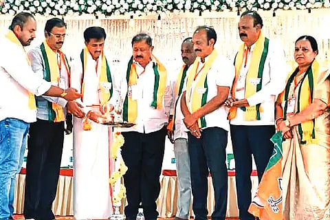 ಜಗಳೂರಿನಲ್ಲಿ ಶನಿವಾರ ಪಂಡಿತ್ ದೀನದಯಾಳ್ ಉಪಾಧ್ಯಾಯ ಪ್ರಶಿಕ್ಷಣ ಮಹಾಭಿಯಾನದಲ್ಲಿ ಉದ್ಘಾಟನೆಯಲ್ಲಿ ವಾಜಿ ಶಾಸಕ ಎಸ್.ವಿ. ರಾಮಚಂದ್ರ, ವಾಜಿ ಶಾಸಕ ಎಚ್.ಪಿ. ರಾಜೇಶ್, ಬಿಜೆಪಿ ಮುಖಂಡ ಅನಿತ್, ಮಂಡಲ ಅಧ್ಯಕ್ಷ ಮರುಳಾರಾಧ್ಯ ಇತರರು ಇದ್ದರು. grants