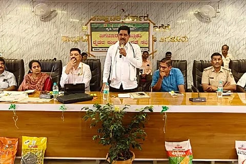 ಜಗಳೂರು ಪಟ್ಟಣದ ತಾಪಂ ಸಭಾಂಗಣದಲ್ಲಿ ಮಂಗಳವಾರ ಕೃಷಿ ಇಲಾಖೆಯಿಂದ ಆಯೋಜಿಸಲಾಗಿದ್ದ ರೈತರ ಕುಂದುಕೊರತೆ ಸಭೆಯಲ್ಲಿ ಶಾಸಕ ಬಿ. ದೇವೇಂದ್ರಪ್ಪ ಅಧ್ಯಕ್ಷತೆವಹಿಸಿ ವಾತನಾಡಿದರು. ಭಾರತಮ್ಮ, ಜಿಯಾ ವುಲ್ಲಾ, ಮಂಜಾನಂದ, ಸಿದ್ದರಾಮಯ್ಯ ಇತರರಿದ್ದರು. Negligence