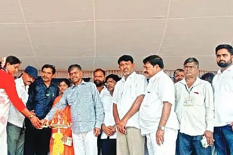 ಜಗಳೂರು ಪಟ್ಟಣದಲ್ಲಿ ಶನಿವಾರ ಹಮ್ಮಿಕೊಂಡಿದ್ದ ರಾಜ್ಯ ಕಲಾವಿದರ ಬೃಹತ್ ಸಾಂಸ್ಕೃತಿಕ ಶಕ್ತಿ ಸಮಾವೇಶದ ಉದ್ಘಾಟನೆಯಲ್ಲಿ ಎಂ. ಕೃಷ್ಣಾರೆಡ್ಡಿ, ಎಂ.ಡಿ. ಕೀರ್ತಿಕುಮಾರ್, ಕೆ.ಪಿ ಪಾಲಯ್ಯ, ರಾ. ವೀರೇಶ್ ಪ್ರಸಾದ್ ಇತರರಿದ್ದರು.Art