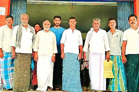 Nut ಜಗಳೂರು ತಾಲೂಕು ಕಚೇರಿ ಎದುರು ಸೋಮವಾರ ಅಡಕೆ ಬೆಳೆ ವಿಮೆ ಪಾವತಿಯಲ್ಲಿ ಎದುರಾಗಿರುವ ಸರ್ವೆ ನಂಬರ್ ತಾಂತ್ರಿಕ ದೋಷ ಸರಿಪಡಿಸುವಂತೆ ಆಗ್ರಹಿಸಿ ಬಿಳಿಚೋಡು ಗ್ರಾಮದ ರೈತರು ಹಮ್ಮಿಕೊಂಡಿದ್ದ ಪ್ರತಿಭಟನೆ. ಹನುಮಂತಪ್ಪ, ನಾಗರಾಜ್, ಶಿವಾನಂದಪ್ಪ, ಕರಿಬಸಪ್ಪ, ಕೆಂಚನಗೌಡ ಚಿತ್ರದಲ್ಲಿದ್ದಾರೆ.