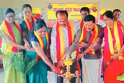 ಜಗಳೂರು ಪಟ್ಟಣದ ನವಚೇತನ ಶಾಲೆಯಲ್ಲಿ ಗುರುವಾರ ಹಮ್ಮಿಕೊಂಡಿದ್ದ ದತ್ತಿ ಉಪನ್ಯಾಸ ಕಾರ್ಯಕ್ರಮವನ್ನು ಮಾಜಿ ಶಾಸಕ ಎಚ್.ಪಿ. ರಾಜೇಶ್ ಉದ್ಘಾಟಿಸಿದರು. ಸುಜಾತರಾಜು, ಪಿ.ಎಸ್.ಅರವಿಂದನ್, ಕೆ.ಟಿ. ಗಾಯತ್ರಿದೇವಿ, ಡಿ. ಶಬ್ರಿನ ಮಹಮ್ಮದ್ ಆಲಿ ಇದ್ದರು.wildlife