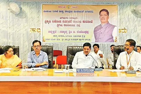 ಜಗಳೂರು ಪಟ್ಟಣದ ತಾಲೂಕು ಪಂಚಾಯಿತಿ ಸಭಾಂಗಣದಲ್ಲಿ ಬುಧವಾರ ಹಮ್ಮಿಕೊಂಡಿದ್ದ ಪ್ರಕೃತಿ ವಿಕೋಪ ನಿರ್ವಹಣೆಯ ಪ್ರಗತಿ ಪರಿಶೀಲನಾ ಸಭೆಯಲ್ಲಿ ಶಾಸಕ ಬಿ. ದೇವೇಂದ್ರಪ್ಪ, ತಹಸೀಲ್ದಾರ್ ಗುರುಬಸವರಾಜ್, ಇಒ ಕೆಂಚಪ್ಪ, ಮುಖ್ಯಾಧಿಕಾರಿ ಲೋಕ್ಯಾನಾಯ್ಕ, ಎಇಇ ಶಿವಮೂರ್ತಿ ಇದ್ದರು.Drought