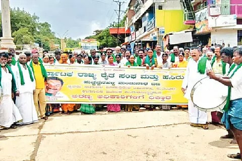 ಜಗಳೂರು ತಾಲೂಕನ್ನು ಬರಪೀಡಿತ ಎಂದು ಘೋಷಿಸುವಂತೆ ಆಗ್ರಹಿಸಿ ಶನಿವಾರ ಕರ್ನಾಟಕ ರಾಜ್ಯ ರೈತ ಸಂಘ ಹಾಗೂ ಹಸಿರು ಸೇನೆ ನೇತೃತ್ವದಲ್ಲಿ ನೂರಾರು ರೈತರು ತಾಲೂಕು ಕಚೇರಿ ಮುಂಭಾಗ ಬೃಹತ್ ಪ್ರತಿಭಟನೆ ನಡೆಸಿದರು. ಕಾನನಕಟ್ಟೆ ತಿಪ್ಪೇಸ್ವಾಮಿ, ಸಿ.ಎಂ. ಹೊಳೆ ಚಿರಂಜೀವಿ, ಬೈರನಾಯಕನಹಳ್ಳಿ ರಾಜು ಇತರರಿದ್ದರು.drought-hit