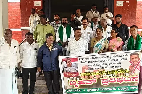 ಪರಿಸರವಾದಿ ಸೋನಮ್ ವಾಂಗ್ಚುಕ್ ಅವರ ಬಲವಂತದ ಬಂಧನವನ್ನು ಖಂಡಿಸಿ ಜಗಳೂರಿನಲ್ಲಿ ಗುರುವಾರ ಎಸ್‌ಎಫ್‌ಐ ಹಾಗೂ ಪ್ರಗತಿಪರ ಸಂಘಟನೆಗಳ ಒಕ್ಕೂಟದ ವತಿಯಿಂದ ಪ್ರತಿಭಟನೆ ನಡೆಯಿತು. ಅನಂತ್ ರಾಜ್, ಮಲೆಮಾಚಿಕೆರೆ ಸತೀಶ್, ಧನ್ಯಕುಮಾರ್ ಇತರರಿದ್ದರು.Wangchuk