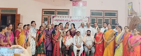 guru purnime ಹುಬ್ಬಳ್ಳಿಯ ಶ್ರೀ ಆರೂಢ ಸ್ವಾಮಿ ಮಠದಲ್ಲಿ ಗುರುಪೂರ್ಣಿಮೆ ಅಂಗವಾಗಿ ಜ್ಞಾನಜ್ಯೋತಿ ಕಲಾ ಮಂಡಳ ಹಮ್ಮಿಕೊಂಡ ಗುರುವಂದನಾ ಕಾರ್ಯಕ್ರಮದಲ್ಲಿ  ಗಂಗಾಧರ ದೊಡ್ಡವಾಡ ಇತರರನ್ನು ಸನ್ಮಾನಿಸಲಾಯಿತು.