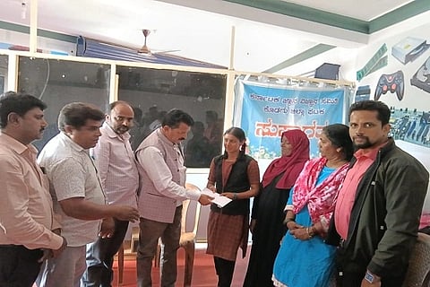 2025ನೇ ಸಾಲಿನಲ್ಲಿ ರಾಜ್ಯ ಕೆ.ಜೆ.ವಿ.ಎಸ್. ಸಮಿತಿ ವತಿಯಿಂದ ಹಮ್ಮಿಕೊಂಡಿದ್ದ ರಾಜ್ಯಮಟ್ಟದ ಆನ್ಲೈನ್ ವಿಜ್ಞಾನ ರಸಪ್ರಶ್ನೆ ಸ್ಪರ್ಧೆಯಲ್ಲಿ ಬಹುಮಾನ ಗಳಿಸಿದ ಹಾಕತ್ತೂರು ಪ್ರೌಢಶಾಲೆ ವಿದ್ಯಾರ್ಥಿ ಕುಬ್ರ ಅವರಿಗೆ ಕರ್ನಾಟಕ ಜ್ಞಾನ ವಿಜ್ಞಾನ ಸಮಿತಿ ಕೊಡಗು ಘಟಕದ ಸಮಿತಿಯ ಸಭೆಯಲ್ಲಿ ಬಹುಮಾನ ವಿತರಿಸಲಾಯಿತು. ಕೆ.ಕೆ. ಮಂಜುನಾಥ ಕುಮಾರ್, ವೆಂಕಟೇಶ್, ಸರಳಕುಮಾರಿ ಮತ್ತಿತರರು ಇದ್ದರು.