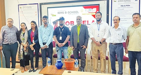 iems job fair ಹುಬ್ಬಳ್ಳಿಯ ಐಇಎಂಎಸ್​ ನಲ್ಲಿ ಭಾನುವಾರ ಏರ್ಪಡಿಸಿದ್ದ ಉದ್ಯೋಗ ಮೇಳದಲ್ಲಿ ಆರ್​ಎನ್​ಎಸ್​ ಮೋಟಾರ್ಸ್​ನ ಸತೀಶ್​, ಡಾ. ವೀರಣ್ಣ ಡಿ.ಕೆ., ಪ್ರೊ. ವಿ.ವಿ. ಹಿರೇಮಠ, ಪ್ರೊ. ಲಾಜರಸ್​ ಚೆಲ್ಲಿ, ಪ್ರೊ. ವಿಶಾಲ್​ ಪಾಟೀಲ ಇತರರು ಇದ್ದರು.