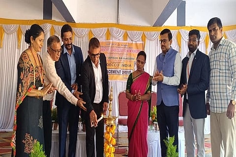 ಮಡಿಕೇರಿ ಸರ್ಕಾರಿ ಪ್ರಥಮ ದರ್ಜೆ ಮಹಿಳಾ ಕಾಲೇಜಿನಲ್ಲಿ ನಡೆದ ಉದ್ಯೋಗ ಮೇಳವನ್ನು ಎಂದು ಬೆಂಗಳೂರು ಕೊಡವ ಸಮಾಜದ ಅಧ್ಯಕ್ಷ ಚಿರಿಯಪಂಡ ಎಸ್. ಸುರೇಶ್ ನಂಜಪ್ಪ ಉದ್ಘಾಟಿಸಿದರು. ಕೊಂಗAಡ ಜಿ. ಸಂಕೇತ್ ಚೆಂಗಪ್ಪ, ಹಬೀಬ್ ಅಹಮದ್, ರೇವತಿ ರಮೇಶ್, ರಿಯಾಜುದ್ದೀನ್, ಪ್ರೇಮ ನಿಂಗಪ್ಪ ಮತ್ತಿತರರು ಇದ್ದರು.