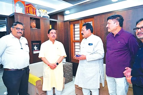 Air service ಹುಬ್ಬಳ್ಳಿಯಿಂದ ವಿವಿಧ ನಗರಗಳಿಗೆ ನೇರ ವಿಮಾನ ಸೇವೆ ಆರಂಭಿಸುವಂತೆ ಕೇಂದ್ರ ಸಚಿವ ಪ್ರಲ್ಹಾದ ಜೋಶಿ ಅವರಿಗೆ ಮನವಿ ಸಲ್ಲಿಸಲಾಯಿತು. ಮಹೇಂದ್ರ ಸಿಂಘಿ, ಗೌತಮ್​ ಗುಲೆಚ್ಛಾ, ಅಭಯ ಸೂಜಿ, ಸುಭಾಷ್​ ಡಂಕ್​, ಇದ್ದರು.