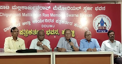 Jotishy workshop ಕರ್ನಾಟಕ ಜ್ಯೋತಿಷಿಗಳ ಒಕ್ಕೂಟದ ಸದಸ್ಯ ಸುರೇಶ ಕೊಪ್ಪರ ಮಾತನಾಡಿದರು.