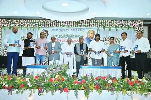 ಶಿವಮೊಗ್ಗದಲ್ಲಿ ನಿವೃತ್ತ ನ್ಯಾ. ಎಚ್.ಎನ್.ನಾಗಮೋಹನ್ ದಾಸ್ ಅವರ ಮೆಮೊರಬಲ್ ಟ್ರಯಲ್ಸ್ ಕೃತಿಯನ್ನು ಸಚಿವ ಮಧು ಬಂಗಾರಪ್ಪ ಬಿಡುಗಡೆ ಮಾಡಿದರು. ಸಿ.ಎಸ್.ಷಡಾಕ್ಷರಿ, ಕೆ.ಬಸಪ್ಪ ಗೌಡ, ಡಾ. ಅನಲಾ, ಕೆ.ಪಿ.ಶ್ರೀಪಾಲ್ ಇತರರಿದ್ದರು.