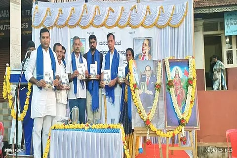 ಜಯಪುರದಲ್ಲಿ ಡಾ. ಸುಧಾಕರ್ ಹೊಸಳ್ಳಿ ಅವರ ನಾನೂ ಕಾಫಿರ ಪುಸ್ತಕವನ್ನು ಡಿ.ಎನ್.ಜೀವರಾಜ್ ಬಿಡುಗಡೆಗೊಳಿಸಿದರು. ಜಿ.ಸಿ.ಗೋಪಾಲಕೃಷ್ಣ, ಮಾಲತೇಶ್ ಸಿಗಸೆ, ಮನೋಹರ್ ಇತರರಿದ್ದರು.