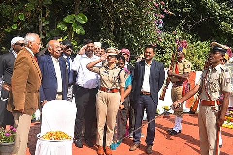 ನಗರದಲ್ಲಿರುವ ಫೀಲ್ಡ್ ಮಾರ್ಷಲ್ ಕಾರ್ಯಪ್ಪ ಪ್ರತಿಮೆಗೆ ಏರ್ ಮಾರ್ಷಲ್(ನಿವೃತ್ತ) ನಂದ ಕಾರ್ಯಪ್ಪ ಅವರು ಪುಷ್ಪಾರ್ಚನೆ ನೆರವೇರಿಸಿದರು.