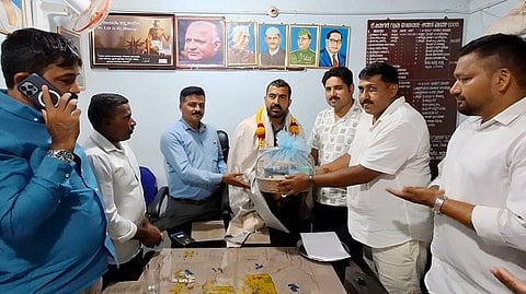 ಕೆ.ನಿಡುಗಣೆ ಗ್ರಾಮ ಪಂಚಾಯತ್ ವತಿಯಿಂದ ಶಾಸಕ ಮಂತರ್‌ಗೌಡ ಅವರನ್ನು ಸನ್ಮಾನಿಸಲಾಯಿತು. ತೆನ್ನಿರ ಮೈನಾ, ಕೊಕ್ಕಲೆರ ಅಯ್ಯಪ್ಪ, ಜಾನ್ಸನ್ ಪಿಂಟೋ ಇತರರಿದ್ದರು.