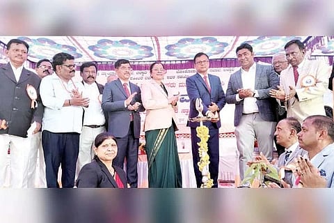 ಕಂಪ್ಲಿಯಲ್ಲಿ ಸಿವಿಲ್ ಮತ್ತು ಜೆಎಂಎಫ್ ನ್ಯಾಯಾಲಯಕ್ಕೆ ಕರ್ನಾಟಕ ಉಚ್ಚ ನ್ಯಾಯಾಲಯದ ನ್ಯಾಯಮೂರ್ತಿ ಆರ್.ನಟರಾಜ್ ಭಾನುವಾರ ಚಾಲನೆ ನೀಡಿದರು. ಪ್ರಧಾನ ಜಿಲ್ಲಾ ಮತ್ತು ಸತ್ರ ನ್ಯಾಯಾಧೀಶೆ ಕೆ.ಜಿ.ಶಾಂತಿ, ಒಂದನೇ ಹೆಚ್ಚುವರಿ ಜಿಲ್ಲಾ ನ್ಯಾಯಾಧೀಶ ಬಿ.ಜಿ.ಪ್ರಮೋದ್, ಹೆಚ್ಚುವರಿ ಅಡ್ಡೋಕೇಟ್ ಜನರಲ್ ಎಸ್.ಇಸ್ಮಾಯಿಲ್ ಜಬೀವುಲ್ಲ, ಬೆಂಗಳೂರಿನ ವಕೀಲರ ಪರಿಷತ್ ಸದಸ್ಯ ಜೆ.ಎಂ.ಅನಿಲ್‌ಕುಮಾರ್ ಇತರರಿದ್ದರು.