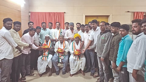  ಕೆರೂರ ಪಟ್ಟಣದಲ್ಲಿ ಕಾಂಗ್ರೆಸ್ ಪಕ್ಷದ ಸಂಸ್ಥಾಪನ ದಿನಾಚರಣೆ ಅಂಗವಾಗಿ ಪಟ್ಟಣದ ಹಿರಿಯ ಕಾರ್ಯಕರ್ತರಿಗೆ ಬಿ.ಬಿ.ಸೂಳಿಕೇರಿ, ಪರಸಪ್ಪಜ್ಜ ಚೂರಿ,ಬಸಪ್ಪ ಹರಣಶಿಕಾರಿ ಸನ್ಮಾನಿಸಲಾಯಿತು. ಜಿಲ್ಲಾ ಪಂಚಾಯಿತಿ ಮಾಜಿ ಸದಸ್ಯ ಡಾ.ಎಂ.ಜಿ.ಕಿತ್ತಲಿ, ಗುಳೇದಗುಡ್ಡ ಬ್ಲಾಕ್ ಯೂಥ್ ಕಾಂಗ್ರೆಸ್ ಅಧ್ಯಕ್ಷ ದೇವರಾಜ ಚೂರಿ, ನಾಮ ನಿರ್ದೇಶಿತ ಸದಸ್ಯ ಶ್ರೀಧರ ಕಾಂಬಳೆ, ಲಾಲಸಾಬ ಸೂಳಿಕೇರಿ ಇದ್ದರು. 