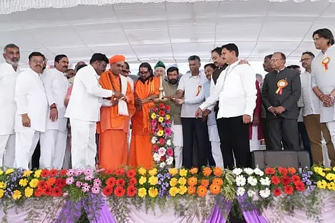 ಕುಂದಗೋಳ ತಾಲೂಕು ಮುಸ್ಲಿಂ ಶಾದಿ ಕಮಿಟಿ ಮತ್ತು ಕೆಪಿಸಿಸಿ ಪ್ರಧಾನ ಕಾರ್ಯದರ್ಶಿ ಷಣ್ಮುಖ ಶಿವಳ್ಳಿ ಅವರ ನೇತೃತ್ವದಲ್ಲಿ ಪಟ್ಟಣದಲ್ಲಿ ಶನಿವಾರ ಹಮ್ಮಿಕೊಂಡಿದ್ದ ಉಚಿತ ಮುಸ್ಲಿಂ ಧರ್ಮದ ಸಾಮೂಹಿಕ ವಿವಾಹ ಕಾರ್ಯಕ್ರಮವನ್ನು ಸಚಿವ ಸತೀಶ ಜಾರಕಿಹೊಳಿ ಹಾಗೂ ಗಣ್ಯರು ಉದ್ಘಾಟಿಸಿದರು. ಸಲಿಂ ಅಹ್ಮದ, ಶಾಸಕ ಎಚ್. ಕೋನರಡ್ಡಿ, ಪರಿಷತ್ ಸದಸ್ಯ ಎಚ್.ಎಚ್. ಜಕ್ಕಪ್ಪನವರ ಇತರರಿದ್ದರು.
