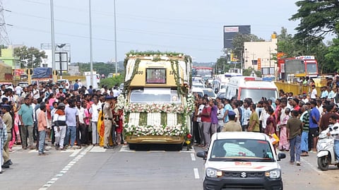 ದೇವೇಗೌಡರ ಪತ್ನಿ ಚೆನ್ನಮ್ಮ ಅವರ ಅಂತಿಮ ದಶ೵ನವನ್ನು ಸಾವ೵ಜನಿಕರು ಪಡೆದರು.