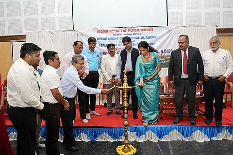 ಸುಟ್ಟ ಗಾಯಗಳ ಸಮಗ್ರ ಆರೈಕೆ ಮತ್ತು ಮುಖದ ಪ್ಲಾಸ್ಟಿಕ್ ಶಸ್ತ್ರಚಿಕಿತ್ಸೆ ಬಗ್ಗೆ ಕಾರ್ಯಾಗಾರವನ್ನು ಗಣ್ಯರು ಉದ್ಘಾಟಿಸಿದರು. ನಿತಿನ್ ಚಕ್ಕಿ, ಕರಿಸ್ಸಾ ಬೋಪಣ್ಣ, ಡಾ.ಎ.ಜೆ.ಲೋಕೇಶ್ ಇತರರಿದ್ದರು.