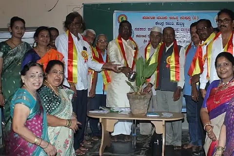 ಹುಬ್ಬಳ್ಳಿಯಲ್ಲಿ (Chutuku saahitya)ಆಯೋಜಿಸಿದ್ದ ಕರ್ನಾಟಕ ಚುಟುಕು ಸಾಹಿತ್ಯ ಪರಿಷತ್ತಿನ ಧಾರವಾಡ ಜಿಲ್ಲಾ ಮಟ್ಟದ 14ನೇ ಸಮ್ಮೇಳನದ ಉದ್ಘಾಟನೆಯಲ್ಲಿ ಶಿವಶಂಕರ ಹಿರೇಮಠ, ಡಾ. ಶಾಂತಣ್ಣ ಕಡಿವಾಲ, ಕೃಷ್ಣಮೂರ್ತಿ ಕುಲಕರ್ಣಿ, ವಂದನಾ ರಮೇಶ, ಸುನಂದಾ ಶ್ಯಾಗೋಟಿ, ಇತರರು ಇದ್ದರು. 