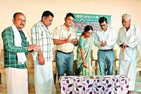 ದಾವಣಗೆರೆ ತಾಲೂಕು ಕಾಡಜ್ಜಿ ಗ್ರಾಮದಲ್ಲಿ ಶುಕ್ರವಾರ ‘ಆತ್ಮ’ ಯೋಜನೆಯಡಿ ಆಯೋಜಿಸಲಾಗಿದ್ದ ವಿಶ್ವ ಮಣ್ಣು ಆರೋಗ್ಯ ದಿನಾಚರಣೆ ಉದ್ಘಾಟನಾ ಕಾರ್ಯಕ್ರಮದಲ್ಲಿ ಡಿ.ಎಂ. ಶ್ರೀಧರಮೂರ್ತಿ, ಮಂಜಮ್ಮ ಬಸವರಾಜ ನಾಯ್ಕ, ಸಣ್ಣಗೌಡ್ರು, ಜಾಹಿರ್ ಅಲಿ, ಪ್ರಭುದೇವ್, ಹಿದಾಯತ್ ಉಲ್ಲಾ, ಹನುಮಂತಪ್ಪ ಇದ್ದರು.
