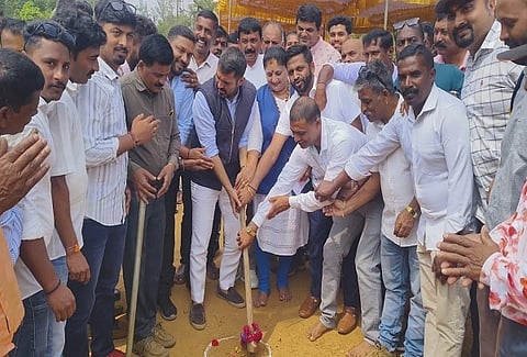 ಮಡಿಕೇರಿ-ಗಾಳಿಬೀಡು-ಕಡಮಕಲ್ಲು ರಸ್ತೆ ಅಭಿವೃದ್ಧಿ ಕಾಮಗಾರಿಗೆ ಶಾಸಕರಾದ ಡಾ.ಮಂತರ್ ಗೌಡ ಭೂಮಿಪೂಜೆ ನೆರವೇರಿಸಿದರು. ಎಚ್.ಎ.ಹಂಸ, ತೆನ್ನೀರ ಮೈನಾ, ಡಾ.ಜಯಂತಿ ಶೆಟ್ಟಿ ಇತರರಿದ್ದರು.