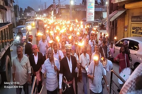ಪೊನ್ನಂಪೇಟೆಯಲ್ಲಿ ಕೊಡವ ಹಿತ ರಕ್ಷಣಾ ಬಳಗ ಕಗ್ಗಟ್ ನಾಡು ಪೊನ್ನಂಪೇಟೆ ವತಿಯಿಂದ ಕಕ್ಕಡ ಪದ್‌ನೆಟ್ಟ್ ಪ್ರಯುಕ್ತ ಪಂಜಿನ ಮೆರವಣಿಗೆ ನಡೆಯಿತು.