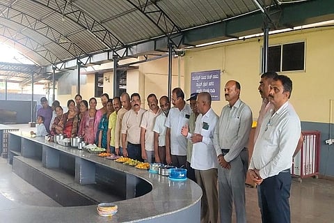 ಕೊಡಗು ಹೆಗ್ಗಡೆ ಸಮಾಜದ ಆಡಳಿತ ಮಂಡಳಿ ವತಿಯಿಂದ ಆಯೋಜಿಸಿದ್ದ ಕಕ್ಕಡ ತೀನಿ ನಮ್ಮೆ ಕಾರ್ಯಕ್ರಮದಲ್ಲಿ ಪ್ರದರ್ಶನಕ್ಕೆ ಇಡಲಾಗಿದ್ದ ಸಾಂಪ್ರದಾಯಿಕ ಖಾದ್ಯಗಳನ್ನು ಗಣ್ಯರು ವೀಕ್ಷಿಸಿದರು. ಕೊರಕುಟ್ಟೀರ ಸರ ಚಂಗಪ್ಪ, ಪಡಿಞರಂಡ ಪ್ರಭು ಕುಮಾರ್, ಚರ್ಮಂಡ ಅಪ್ಪುಣು ಪೂವಯ್ಯ, ಮೂರೀರ ಶಾಂತಿ, ಪೊಟ್ಟಂಡ ವಸಂತಿ ಮತ್ತಿತರರು ಇದ್ದರು.