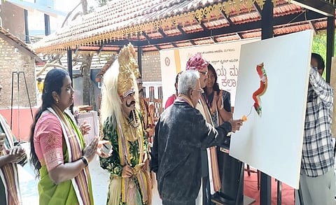 ರಾಷ್ಟ್ರೀಯ ಮಹಿಳಾ ಕಲಾಶಿಬಿರಕ್ಕೆ ಪರಶುರಾಮ್ ಸಂಪತ್ ಕುಮಾರ್, ಅಜ್ಜಿನಿಕಂಡ ಮಹೇಶ್ ನಾಚಯ್ಯ ಚಾಲನೆ ನೀಡಿದರು. ಜಿ.ಎಸ್.ಭವಾನಿ ಇದ್ದರು.