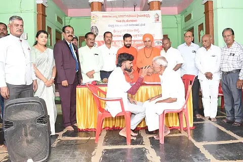 ಹುಬ್ಬಳ್ಳಿ ಮಂಟೂರ ರಸ್ತೆ ಕಲ್ಬುರ್ಗಿ (Eye test)ಮಠದಲ್ಲಿ ಶುಕ್ರವಾರ ಉಚಿತ ಕಣ್ಣಿನ ಪೊರೆ ತಪಾಸಣೆ ಹಾಗೂ ಶಸ್ತ್ರ ಚಿಕಿತ್ಸೆ ಶಿಬಿರ ಏರ್ಪಡಿಸಲಾಗಿತ್ತು. ಶ್ರೀ ಬಸವಲಿಂಗ ಸ್ವಾಮೀಜಿ, ಶ್ರೀ ಚರಲಿಂಗ ಸ್ವಾಮೀಜಿ, ಮಲ್ಲಿಕಾರ್ಜುನ ಸಾವಕಾರ, ಗಜಾನನ ನೀಲಾಕರಿ, ಎಸ್. ವಿ. ಅಂಗಡಿ, ಮುರುಗೇಶ ಯಕಲಾಸಪುರ, ಮಹಾಂತೇಶ ಗಿರಿಮಠ, ಇತರರು ಇದ್ದರು.