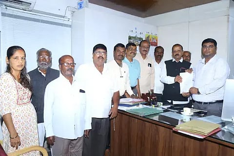 ಶಿವಮೊಗ್ಗದಲ್ಲಿ ಭಾರಿ ವಾಹನ ಚಾಲಕರ ಪುನಶ್ಚೇತನ ತರಬೇತಿ ಕೇಂದ್ರ ತೆರೆಯುವಂತೆ ಒತ್ತಾಯಿಸಿ ಶಾಂತವೇರಿ ಗೋಪಾಲಗೌಡ ಸಮಾಜವಾದಿ ಅಧ್ಯಯನ ಕೇಂದ್ರ ಟ್ರಸ್ಟ್‌ನ ಕಲ್ಲೂರು ಮೇಘರಾಜ್, ತಡಗಣಿ ನಾಗರಾಜು, ಎಚ್.ಎಂ.ಸಂಗಯ್ಯ, ರಾಗಿಗುಡ್ಡ ಸಂಧ್ಯಾ ಮುಂತಾದವರು ವಿ.ಅಭಿಷೇಕ್ ಅವರಿಗೆ ಮನವಿ ಸಲ್ಲಿಸಿದರು.