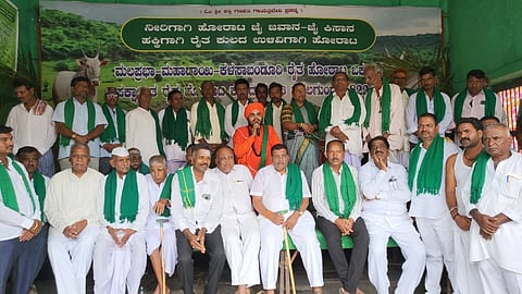 ನವಲಗುಂದದ ರೈತ ಭವನದಲ್ಲಿ ರೈತ ಹುತಾತ್ಮ ದಿನಾಚಾರಣೆ ಅಂಗವಾಗಿ ಆಯೋಜಿಸಿದ್ದ ಕಾರ್ಯಕ್ರಮದಲ್ಲಿ ಪಂಚಗೃಹ ಹಿರೇಮಠ ಇಮ್ಮಡಿ ಸಿದ್ಧೇಶ್ವರ ಶಿವಾಚಾರ್ಯ ಸ್ವಾಮೀಜಿ ಮಾತನಾಡಿದರು. ಲೋಕನಾಥ ಹೆಬಸೂರ, ಮಹೇಶ ಹಳ್ಳದ, ಮೈಲಾರಪ್ಪ ವೈದ್ಯ, ಎಂ.ಡಿ. ಕುಲಕರ್ಣಿ, ಅಣ್ಣಪ್ಪ ಭಾಗಿ, ಪ್ರೇಮಾ ನಾಯ್ಕರ, ಬಶೀರ ಅಹ್ಮದ ಹುನಗುಂದ, ಇತರರಿದ್ದರು.