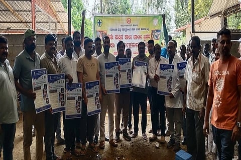 ರಾಷ್ಟ್ರೀಯ ಜಾನುವಾರು ರೋಗ ನಿಯಂತ್ರಣ ಕಾರ್ಯಕ್ರಮದಡಿಯಲ್ಲಿ 9ನೇ ಸುತ್ತಿನ ಕಾಲುಬಾಯಿ ರೋಗದ ಲಸಿಕಾ ಅಭಿಯಾನ ಭಿತ್ತಿಪತ್ರವನ್ನು ಮಡಿಕೇರಿ ಶಾಸಕ ಡಾ. ಮಂತರ್ ಗೌಡ ಬಿಡುಗಡೆ ಮಾಡಿದರು. ವಿ.ಪಿ. ಶಶಿಧರ್, ನಾಪಂಡ ಮುತ್ತಪ್ಪ, ನಾಪಂಡ ಮುದ್ದಪ್ಪ, ಡಾ. ಲಿಂಗರಾಜ್ ದೊಡ್ಡಮನಿ, ಡಾ. ಸಂಜಯ ಕುಮಾರ್ ಆರ್. ಸಿಂಧೆ ಮತ್ತಿತರರು ಇದ್ದರು.