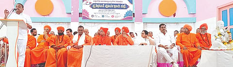 ಕನ್ಹೇರಿ ಶ್ರೀಗಳ ಬಸವಕಲ್ಯಾಣ ಪ್ರವೇಶಕ್ಕೆ ಅನುಮತಿಸಬಾರದು ಎಂದು ಆಗ್ರಹಿಸಿ ಬಸವಕಲ್ಯಾಣದಲ್ಲಿ ಭಾನುವಾರ ಬಸವಪರ ಸಂಟನೆಗಳು ಹಾಗೂ ಮಠಾಧೀಶರು ಕರೆದಿದ್ದ ಪ್ರತಿಭಟನಾ ಪೂರ್ವಸಿದ್ಧತಾ ಸಭೆಯಲ್ಲಿ ಬಸವರಾಜ ಧನ್ನೂರ ಮಾತನಾಡಿದರು. ಶ್ರೀ ಡಾ.ಬಸವಲಿಂಗ ಪಟ್ಟದ್ದೇವರು, ಡಾ.ಗಂಗಾಂಬಿಕಾ ಅಕ್ಕ ಇತರರಿದ್ದರು.