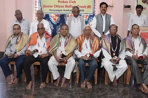 ಹುಬ್ಬಳ್ಳಿ (Sports) ನವನಗರದ ಹಿರಿಯ ನಾಗರಿಕರ ಕಲ್ಯಾಣ ಟ್ರಸ್ಟ್​ನಿಂದ ಹಿರಿಯ ನಾಗರಿಕರನ್ನು ಸನ್ಮಾನಿಸಲಾಯಿತು. ಗೋವಿಂದಪ್ಪ ಗೌಡಪ್ಪಗೋಳ, ಶಿವಪ್ಪ ನೀರಾವರಿ, ಬಸವರಾಜ ಗಾಣಿಗೇರ, ಇತರರು ಇದ್ದರು.