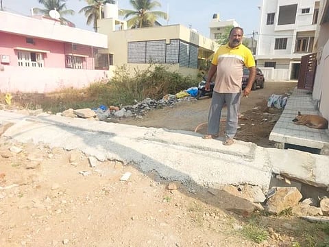 ಚನ್ನಪಟ್ಟಣದ ವಾರ್ಡ್ ಒಂದರಲ್ಲಿ  ಅಸಮರ್ಪಕ ಕಾಮಗಾರಿ ಮಾಡಿರುವುದನ್ನು ಪ್ರದರ್ಶಿಸುತ್ತಿರುವ ನಾಗರೀಕ. 