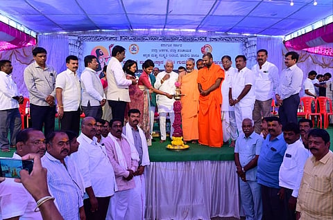 ಬ್ಯಾಡಗಿ ತಾಲೂಕಿನ ಕಾಗಿನೆಲೆ ಕನಕಗುರುಪೀಠದಲ್ಲಿ ಆಯೋಜಿಸಿದ್ದ ಭಕ್ತಶ್ರೇಷ್ಠ ಕನಕದಾಸರ (kanak)ಜಯಂತ್ಯುತ್ಸವ ಕಾರ್ಯಕ್ರಮವನ್ನು ಕನಕ ಗುರುಪೀಠದ ನಿರಂಜನಾನಂದ ಶ್ರೀಗಳು ಉದ್ಘಾಟಿಸಿದರು. ಶಾಸಕ ಬಸವರಾಜ ಶಿವಣ್ಣನವರ, ಎಸ್.ಎಫ್.ಎನ್. ಗಾಜಿಗೌಡರ, ಎಸ್.ಆರ್. ಪಾಟೀಲ, ಜಿಲ್ಲಾಧಿಕಾರಿ ವಿಜಯಮಹಾಂತೇಶ ದಾನಮ್ಮವರ, ಯಶೋಧಾ ವಂಟಗೋಡಿ, ಡಾ. ನಾಗರಾಜ, ಇತರರಿದ್ದರು.
