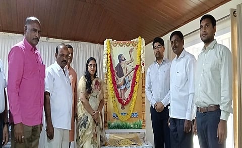 ನಗರದ ಗಾಂಧಿ ಭವನದಲ್ಲಿ ಶನಿವಾರ ನಡೆದ ಕನಕದಾಸರ ಜಯಂತಿ ಕಾರ್ಯಕ್ರಮ ನಡೆಯಿತು. ಆನಂದ್ ಪ್ರಕಾಶ್ ಮೀನಾ, ಆರ್.ಐಶ್ವರ್ಯ, ಕುಮಾರ ಇತರರಿದ್ದರು.