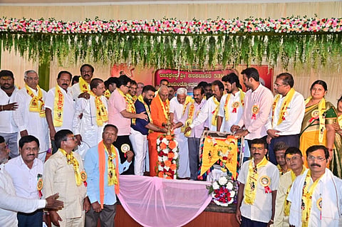 ದಾವಣಗೆರೆಯಲ್ಲಿ ಕುರುಬ ಸಮಾಜದಿಂದ ಹಮ್ಮಿಕೊಂಡಿದ್ದ ದಾಸಶ್ರೇಷ್ಠ ಶ್ರೀ ಕನಕದಾಸರ 538ನೇ ಜಯಂತ್ಯುತ್ಸವ ಕಾರ್ಯಕ್ರಮವನ್ನು ವಿಧಾನ ಪರಿಷತ್‌ನ ಮುಖ್ಯ ಸಚೇತಕ ಎನ್.ರವಿಕುಮಾರ್ ಉದ್ಘಾಟಿಸಿದರು. ಮುರಳೀಧರ ಸ್ವಾಮೀಜಿ, ಜೆ.ಎನ್. ಶ್ರೀನಿವಾಸ್, ಡಾ. ಉದಯಶಂಕರ್ ಒಡೆಯರ್, ಜಿ.ಬಿ. ವಿಜಯಕುಮಾರ್ ಇತರರಿದ್ದರು.  ---