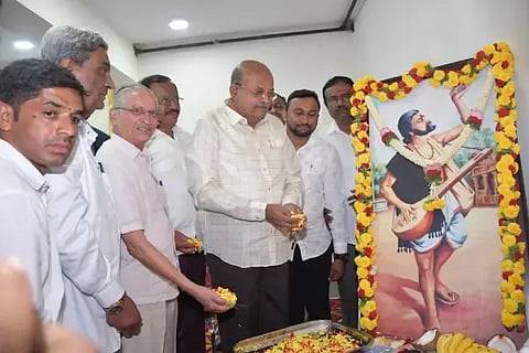 ಬೆಂಗಳೂರು ನಗರದ ಚಂದ್ರ ಲೇಔಟ್​ನಲ್ಲಿರುವ ರಾಜ್ಯ ನೌಕರರ ಮತ್ತು ಕಾರ್ಮಿಕರ ಕೇಂದ್ರ ಕನಕ ಸಮಿತಿ ಹಮ್ಮಿಕೊಂಡಿದ್ದ ಪದಾಧಿಕಾರಿಗಳ ನೇಮಕ ಸಭೆಯಲ್ಲಿ ಎಚ್​.ಎಂ. ರೇವಣ್ಣ ಕನಕದಾಸರ ಭಾವಚಿತ್ರಕ್ಕೆ ಪುಷ್ಪನಮನ ಸಲ್ಲಿಸಿದರು. ಟಿ.ಬಿ.ಬಳಗಾವಿ, ಬಿ.ಇ.ಗಿರೀಶ್​  ಇದ್ದರು. 