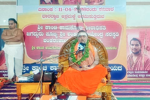 ಕಂಚಿಶ್ರೀಗಳು ಅರಂಬೂರು ಭಾರದ್ವಾಜಾಶ್ರಮದ ನವೀಕೃತ ಶ್ರೀ ಕಂಚಿಕಾಮಕೋಟಿ ವೇದ ವಿದ್ಯಾಲಯವನ್ನು ಉದ್ಘಾಟಿಸಿ ಆಶೀರ್ವಚನ ನೀಡಿದರು.