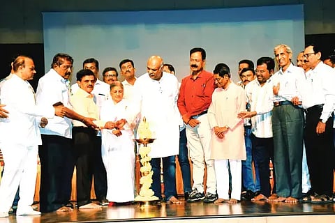  ದಾವಣಗೆರೆಯಲ್ಲಿ ಹಮ್ಮಿಕೊಂಡಿದ್ದ ಕರ್ನಾಟಕ ಕಾರ್ಯನಿರತ ಪತ್ರಕರ್ತರ ಸಂಘದ ಜಿಲ್ಲಾ ಘಟಕದ ನೂತನ ಪದಾಧಿಕಾರಿಗಳ ಸೇವಾ ಸ್ವೀಕಾರ ಕಾರ್ಯಕ್ರಮವನ್ನು ಬ್ರಹ್ಮಾಕುಮಾರಿ ಲೀಲಾಜಿ ಉದ್ಘಾಟಿಸಿದರು. ಕರ್ನಾಟಕ ಕಾರ್ಯನಿರತ ಪತ್ರಕರ್ತರ ಸಂಘದ ಅಧ್ಯಕ್ಷ ಶಿವಾನಂದ ತಗಡೂರು, ಜಿ.ಸಿ. ಲೋಕೇಶ್, ಬಿ.ಎನ್. ಮಲ್ಲೇಶ್, ಇ.ಎಂ.ಮಂಜುನಾಥ್, ನಾಗರಾಜ ಬಡದಾಳ್, ಏಕಾಂತಪ್ಪ ಇತರರಿದ್ದರು. 