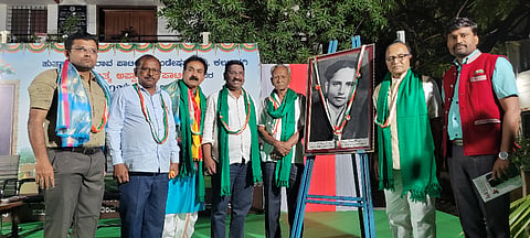 ಕಲಬುರಗಿ ಕನ್ನಡ ಭವನದಲ್ಲಿ ಹುತಾತ್ಮ ಅಪ್ಪಾರಾವ್ ಪಾಟೀಲ್ ಮಹಾಗಾಂವ್ ಸ್ಮರಣಾರ್ಥ ಶುಕ್ರವಾರ ಆಯೋಜಿಸಿದ್ದ ಕನ್ನಡ ಗೀತೆಗಳ ಗಾನ ಮಾಧುರ್ಯ ಕಾರ್ಯಕ್ರಮಕ್ಕೆ ಜಿಲ್ಲಾ ಕಸಾಪ ಅಧ್ಯಕ್ಷ ವಿಜಯಕುಮಾರ ಪಾಟೀಲ್ ತೇಗಲತಿಪ್ಪಿ ಚಾಲನೆ ನೀಡಿದರು.  ದಯಾನಂದ ಪಾಟೀಲ್, ಮಧುಸೂಧನ್ ಮಲ್ಲಾಬಾದಿ, ಧರ್ಮಣ್ಣ ಧನ್ನಿ, ಶರಣರಾಜ ಛಪ್ಪರಬಂದಿ, ಪರಮಾನಂದ ಸರಸಂಬಿ ಇತರರಿದ್ದರು.