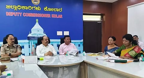 ಕೋಲಾರ ನಗರದ ಜಿಲ್ಲಾಡಳಿತ ಭವನದಲ್ಲಿ ಮಂಗಳವಾರ ನಡೆದ ಕನ್ನಡ ಜಾಗೃತಿ ಸಮಿತಿ ಸಭೆಯಲ್ಲಿ ಜಿಲ್ಲಾಧಿಕಾರಿ ಡಾ.ಎಂ.ಆರ್​.ರವಿ ಮಾತನಾಡಿದರು.