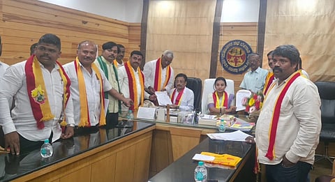 ಪಾಲಿಕೆಯ ಆವರಣದಲ್ಲಿ ಮೇಯರ್, ಉಪಮೇಯರ್‌ಗೆ ಮನವಿ ಸಲ್ಲಿಸಿದ ಕನ್ನಡ ಪರ ಸಂಘಟನೆ ಮುಖಂಡರು.