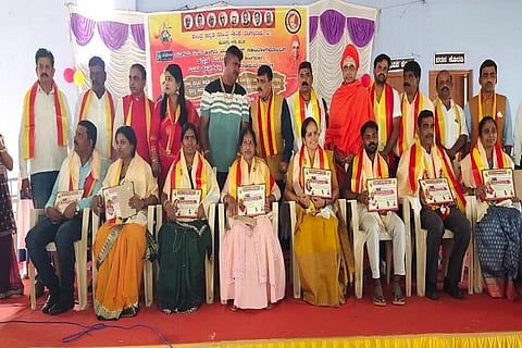 ಕೇಂದ್ರ ಕನ್ನಡ ಸಾಹಿತ್ಯ ವೇದಿಕೆ ಕೊಡಗು ಜಿಲ್ಲಾ ಘಟಕ, ಸಂಗಮ ಟಿ.ವಿ. ಹಾಗೂ ವಂಶಿ ನ್ಯೂಸ್ ಸಹಯೋಗದೊಂದಿಗೆ ಕುಶಾಲನಗರದಲ್ಲಿ ನಡೆದ ಕನ್ನಡ ಸುವರ್ಣ ಸಂಭ್ರಮ ಕಾರ್ಯಕ್ರಮದಲ್ಲಿ ಸಾಧಕರಿಗೆ ರಾಜ್ಯ ಮಟ್ಟದ ಕನ್ನಡ ರಾಜ್ಯೋತ್ಸವ ಪ್ರಶಸ್ತಿ ಪ್ರದಾನ ಮಾಡಲಾಯಿತು. ಕೊಟ್ರೇಶ್ ಎಸ್ .ಉಪ್ಪಾರ, ಹೆಚ್.ಎಂ. ರಘು, ಸದಾಶಿವ ಸ್ವಾಮೀಜಿ, ಬಿ.ಎ. ದಿನೇಶ್ ಶೆಟ್ಟಿ, ಮೀನಾಕ್ಷಿ ಮತ್ತಿತರರು ಇದ್ದರು.